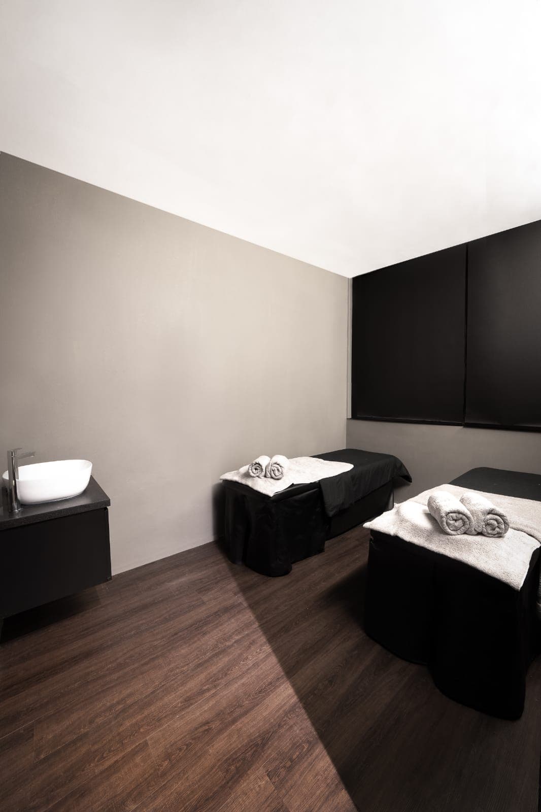 AngelSky8 outlet location displaying sophisticated beauty salon storefront and professional signage